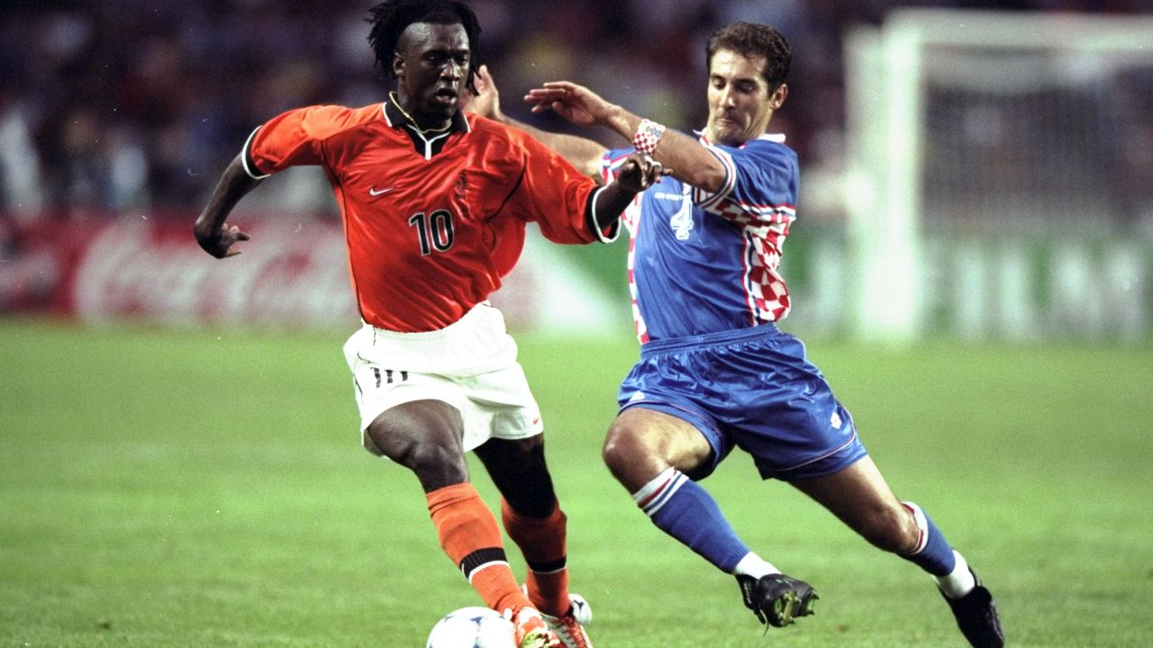 Štimac challenges Clarence Seedorf of the Netherlands during the 1998 World Cup third place playoff match, which Croatia won 2-1. 