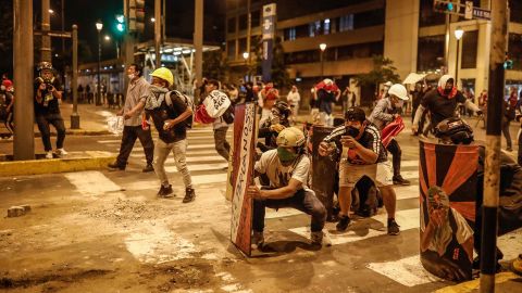 Người biểu tình đụng độ với cảnh sát ở Lima, thủ đô Peru, hôm thứ Hai.