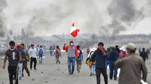 Manifestantes no Aeroporto Internacional Alfredo Rodriguez Balon em Arequipa na segunda-feira.