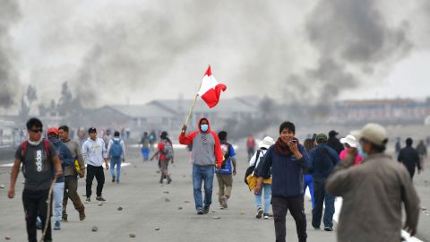 Protestatarii luni la Aeroportul Internațional Alfredo Rodriguez Ballon din Arequipa.