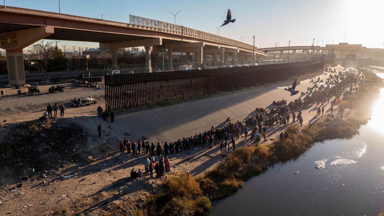 Migrants queue near the border wall to request asylum in the US city of El Paso, Texas as seen from Ciudad Juarez, Mexico December 12, 2022.