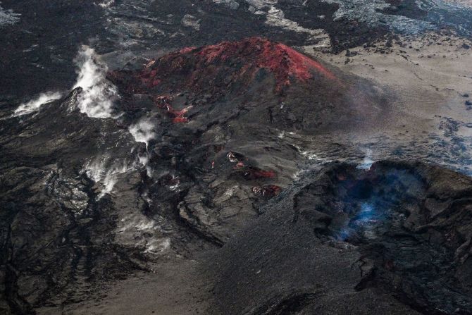 Mauna Loa is seen from the air on December 12. According to the USGS on December 13, Mauna Loa has <a href="https://www.cnn.com/2022/12/13/us/mauna-loa-eruption-inactive-lava/index.html" target="_blank">stopped erupting. </a>
