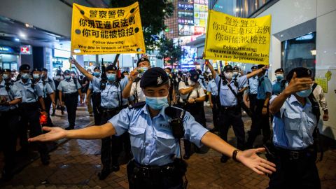 Cảnh sát di chuyển mọi người khi họ tập trung tại quận Causeway Bay của Hồng Kông vào ngày 4 tháng 6 năm 2021.