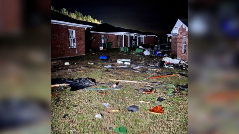 Kerusakan dan puing terlihat di kompleks apartemen di Farmerville, Louisiana, pada 14 Desember.