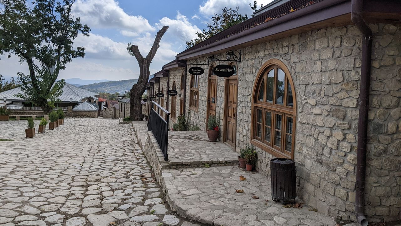<strong>Basqal:</strong> Things are moving fast in Basqal. A brand new workshop is under construction and in August 2022 a handsome restoration of the old center was unveiled. 