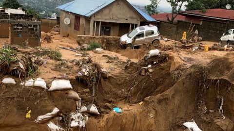 Se ve un automóvil atascado después de fuertes lluvias que causaron inundaciones y deslizamientos de tierra, en las afueras de Kinshasa, República Democrática del Congo, 13 de diciembre de 2022.