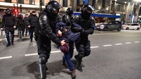 Police officers detain demonstrators in St. Petersburg on September 21, 2022, following calls to protest against partial military mobilisation announced by President Vladimir Putin.