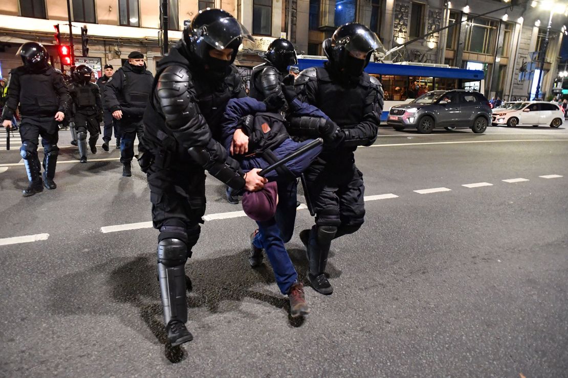 Police officers detain demonstrators in St. Petersburg on September 21, 2022, following calls to protest against partial military mobilisation announced by President Vladimir Putin.