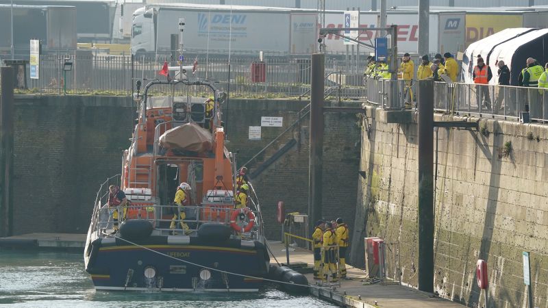 영국 해협: 이민자들의 보트 전복, 4명 사망