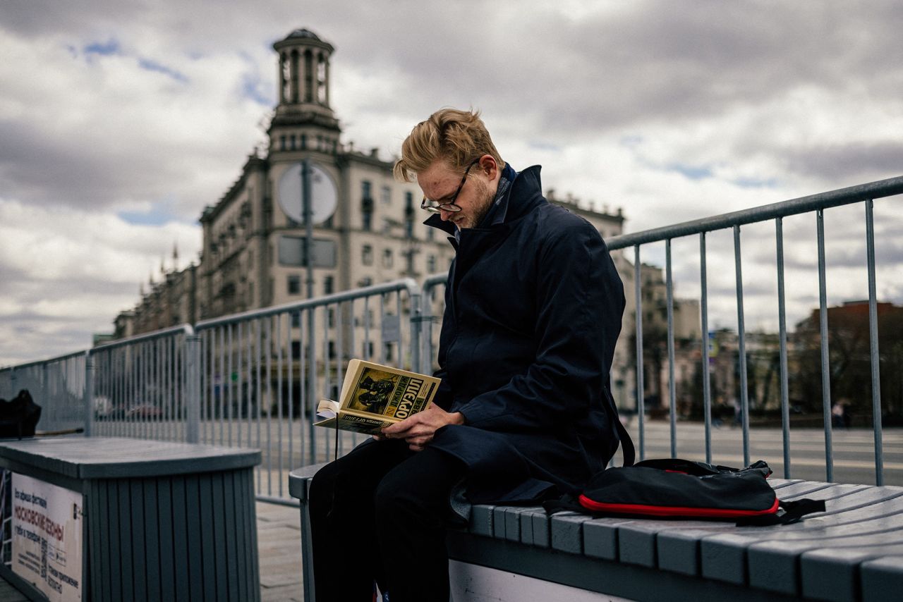 A man reading "1984" in Moscow.