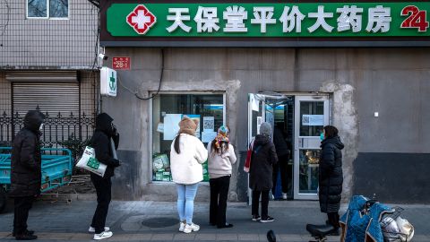 2022 年 12 月 13 日火曜日、中国北京の薬局で列を作る顧客。