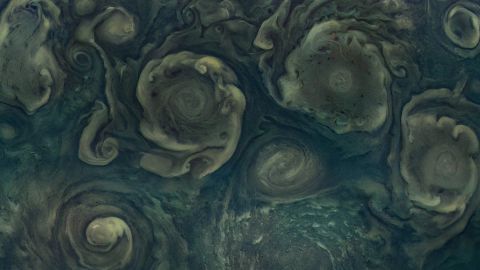 Cel mai nordic ciclon al lui Jupiter, văzut în dreapta de-a lungul marginii inferioare a imaginii, a fost capturat de Juno.
