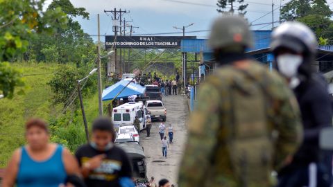Ecudaor mengumumkan keadaan darurat sebagai tanggapan atas kekerasan geng di penjara. 