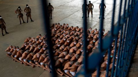 Terduga anggota geng di penjara keamanan maksimum di Izalco, El Salvador, pada 4 September 2020.