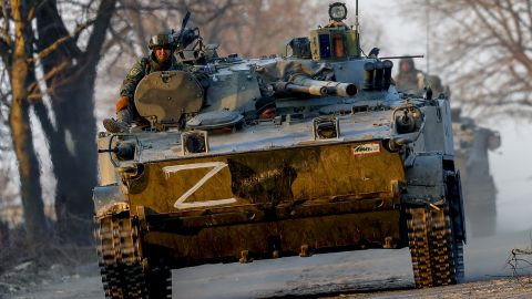 2022 年 3 月 26 日，在乌克兰亲俄分裂分子控制的顿涅茨克沃尔诺瓦卡区的一辆坦克上看到俄罗斯士兵。
