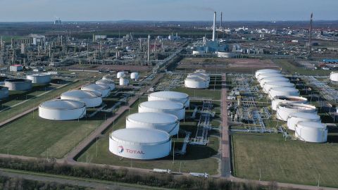 Kilang minyak TotalEnergies Leuna, yang dimiliki oleh perusahaan energi Prancis, Total, berdiri pada 12 April 2022 di dekat Spergau, Jerman. 