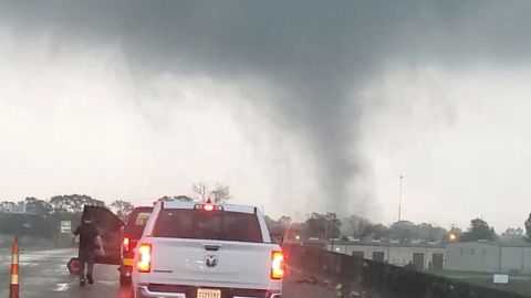 Ein Tornado überquert am Mittwoch eine Autobahn in New Iberia, Louisiana.