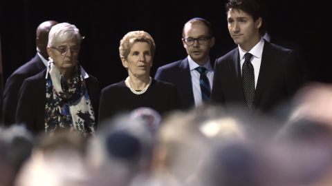 カナダのジャスティン・トルドー首相 (右) とオンタリオ州のキャスリーン・ウィン首相 (中央) は、オンタリオ州ミシサガで行われた 2017 年のアポテックス創設者バリー・シャーマンと妻のハニーの追悼式に出席しました。 