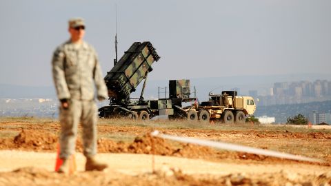 Ein US-Soldat steht 2013 in der Nähe eines Patriot-Raketensystems auf einem türkischen Militärstützpunkt. Berichten zufolge schließen die USA Pläne ab, das Patriot-System in die Ukraine zu schicken. 