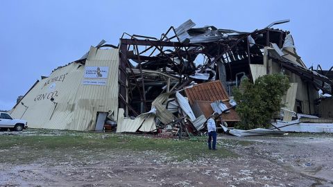 Die Polizeibehörde von Torun, Georgia, hat dieses Foto auf Facebook gepostet, das eine Baumwollentkörnung zeigt, die am Donnerstagmorgen von einem Tornado beschädigt wurde.  Es wurden keine Verletzungen gemeldet.