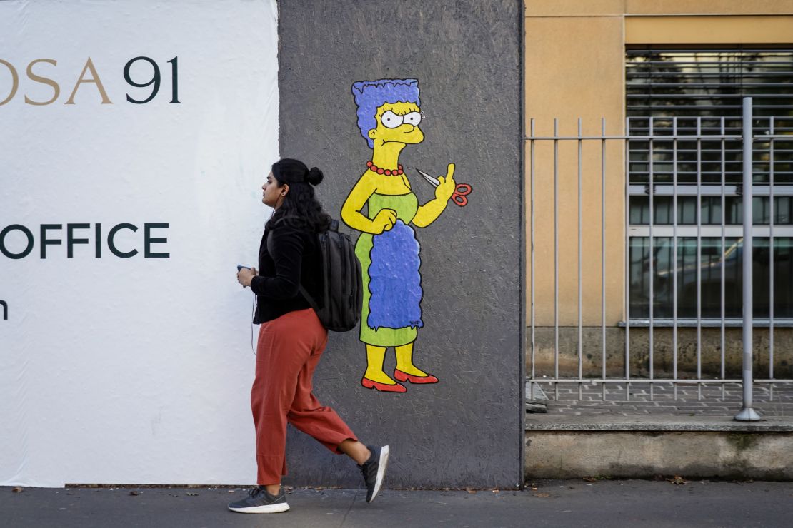 Artist Alexandro Palombo created a mural depicting Marge Simpson cutting her hair in protest against Iran and the murder of Mahsa Amini in front of the Consulate of the Islamic Republic of Iran. 