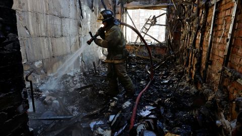 Un bombero trabaja en un apartamento destruido de un edificio residencial que fue alcanzado por proyectiles el 15 de diciembre en Donetsk.
