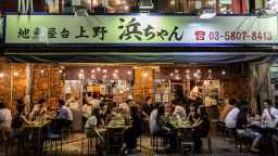 Хората се наслаждават на напитки и храни в японския бар в района на Уено на 29 юли 2022 г. в Токио, Япония. Световната здравна организация (СЗО) обяви, че случаите на COVID-19 в Япония между 18 и 24 юли са достигнали 970 000, най-лошото в света. 