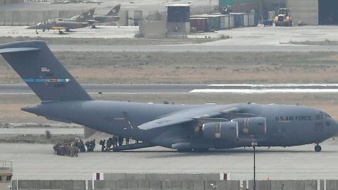 Tentara AS menaiki pesawat Angkatan Udara AS di bandara di Kabul pada 30 Agustus 2021.