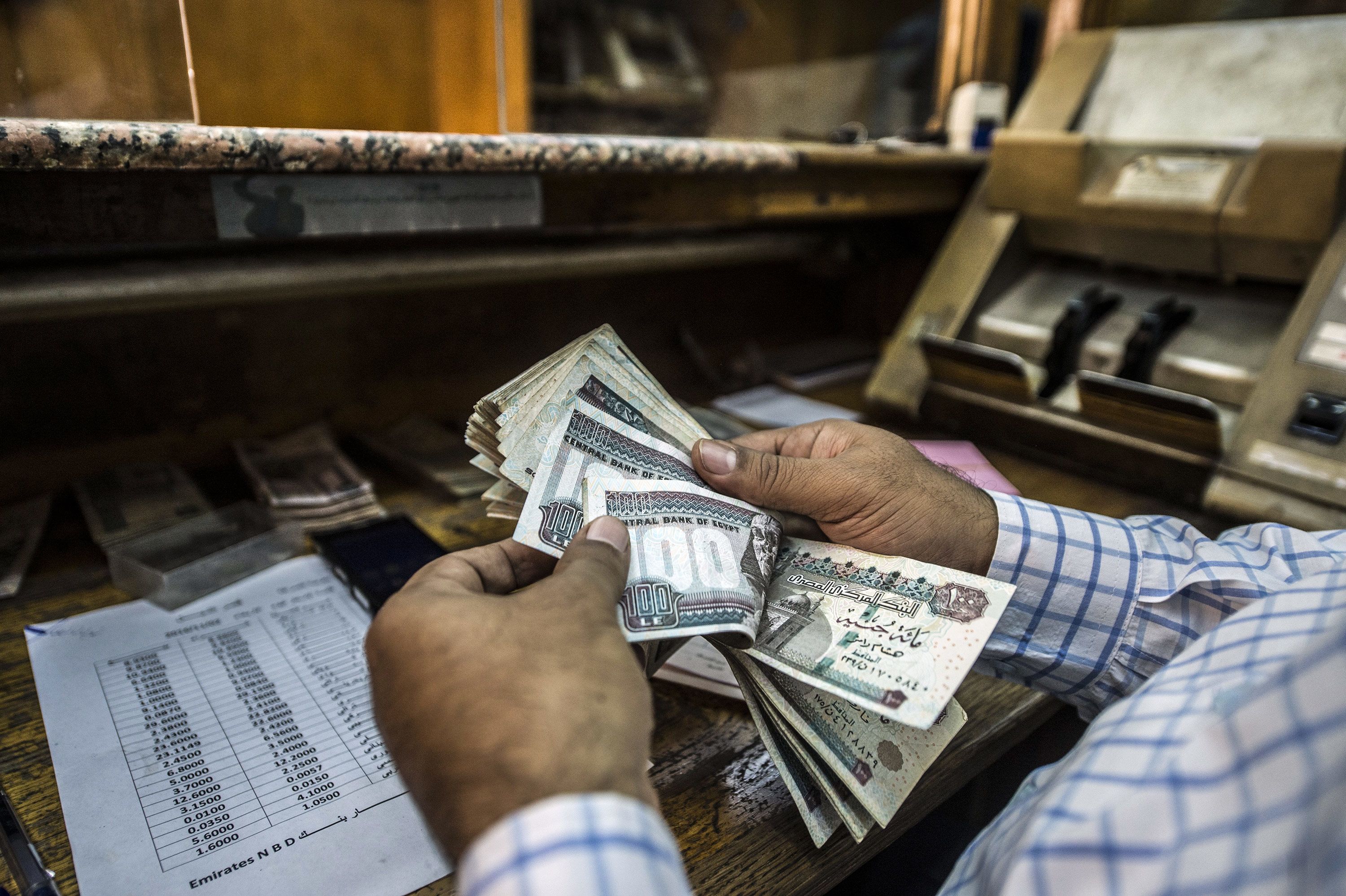 U.S. dollar exchange rate keeps slightly weakening Sunday - EgyptToday