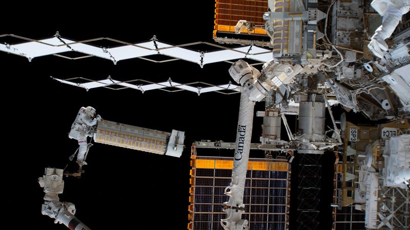 宇航员踏上太空行走，为国际空间站增能