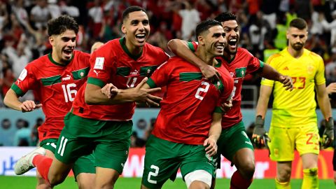 Il marocchino Achraf Hakim festeggia con i compagni di squadra dopo aver convertito l'ultimo rigore durante i calci di rigore contro la Spagna.