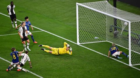 Japón derrotó a Alemania, cuatro veces campeona del mundo, por 2-1, lo que marcó la pauta para el deslucido desempeño de Alemania.