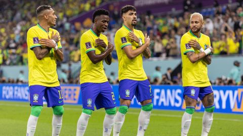 Vinicius Junior del Brasile balla con Raphinha, Lucas Paqueta e Neymar dopo aver segnato il primo gol della squadra contro la Corea del Sud.