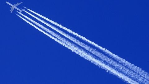 Un Airbus A340 de Qatar Airways sale del cielo.