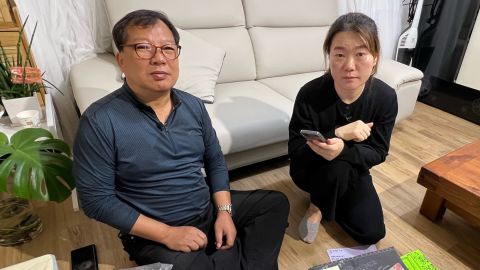 Le père endeuillé Oh Il-seok et la mère Kim Eun-mi à Siheung City, province de Gyeonggi, Corée du Sud, le 14 décembre 2022.
