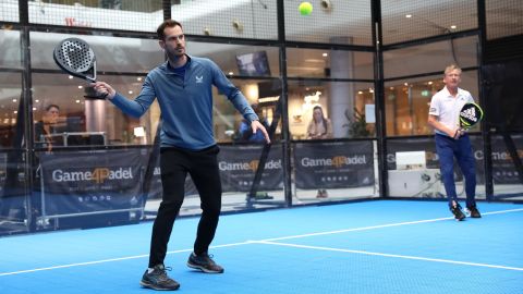 Murray juega un complemento en Padel Ground en Londres en noviembre. 