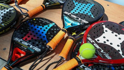 Les raquettes de padel ont une forme et une taille différentes de celles utilisées au tennis ou au squash. 