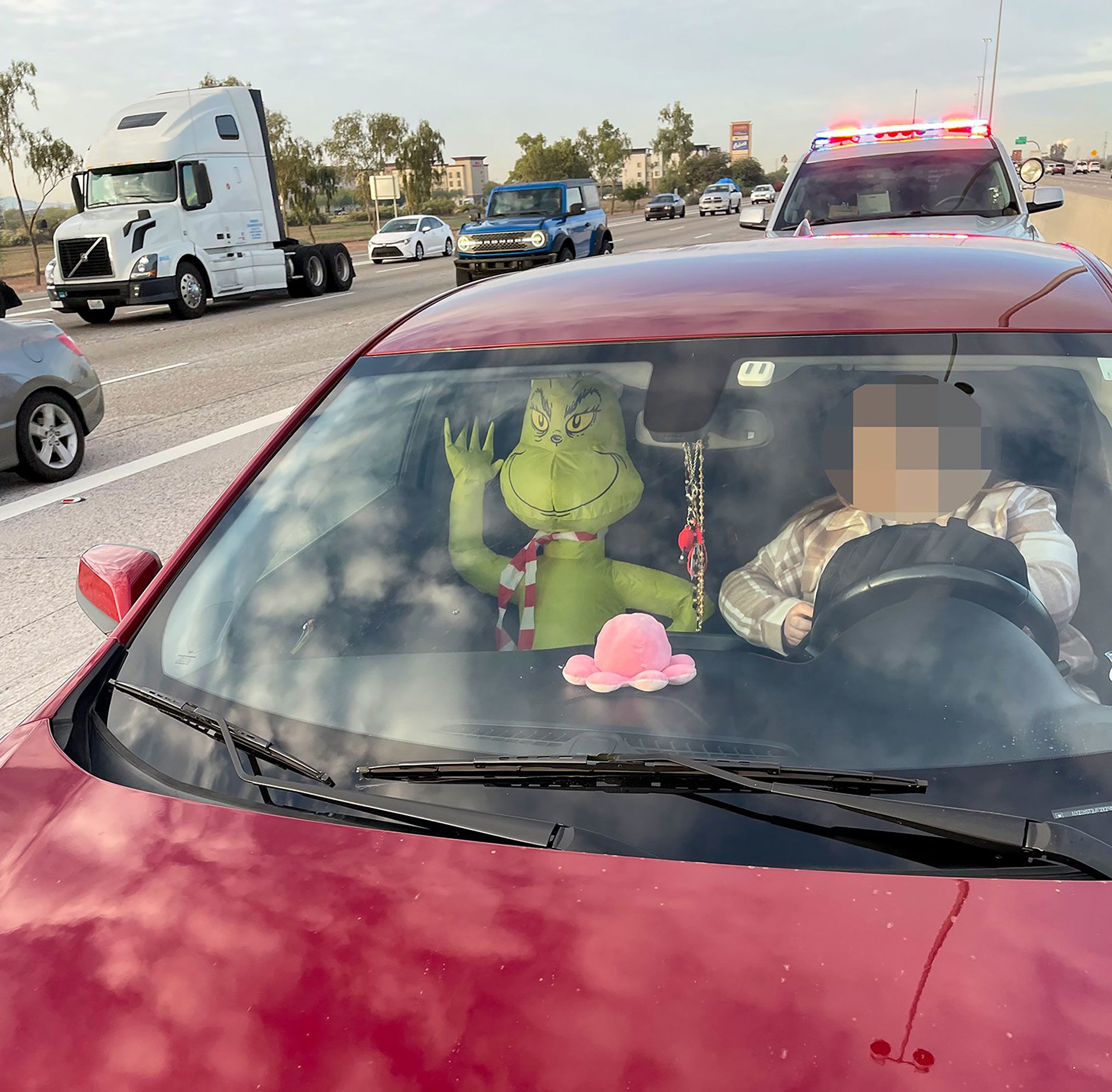 https://media.cnn.com/api/v1/images/stellar/prod/221216155138-arizona-grinch-hov-lane.jpg?c=original