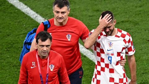 Kramarić leaves the pitch with the medical team during the game against Morocco.