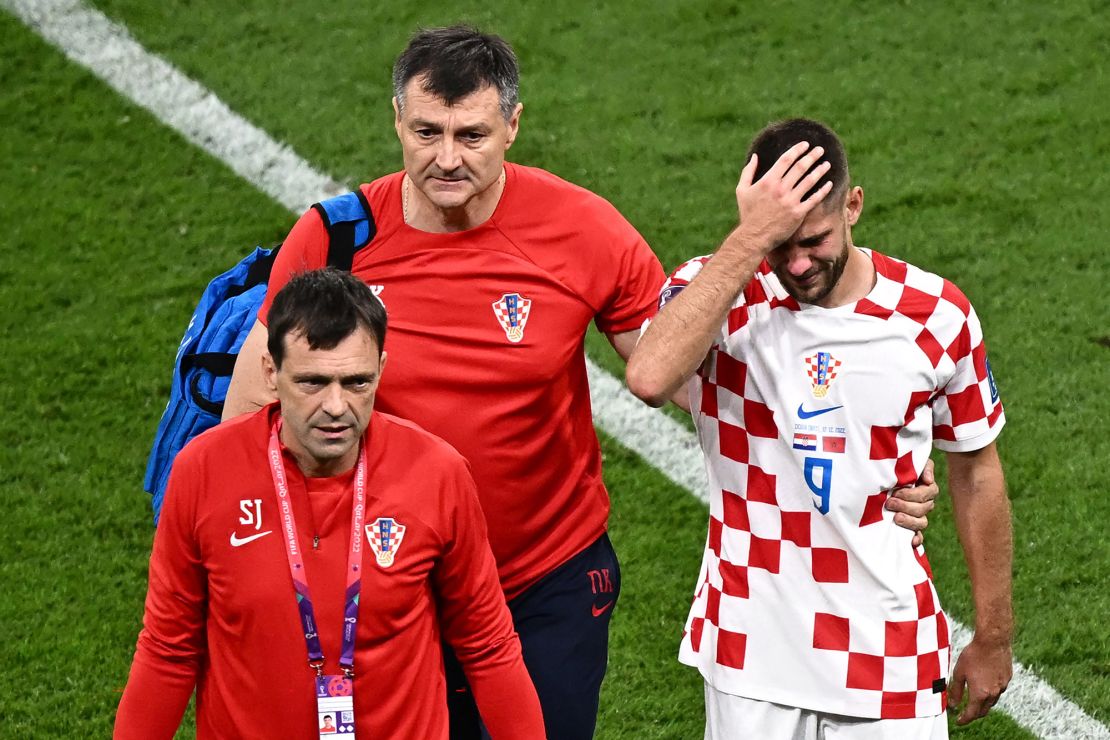 Kramarić leaves the pitch with the medical team during the game against Morocco. 