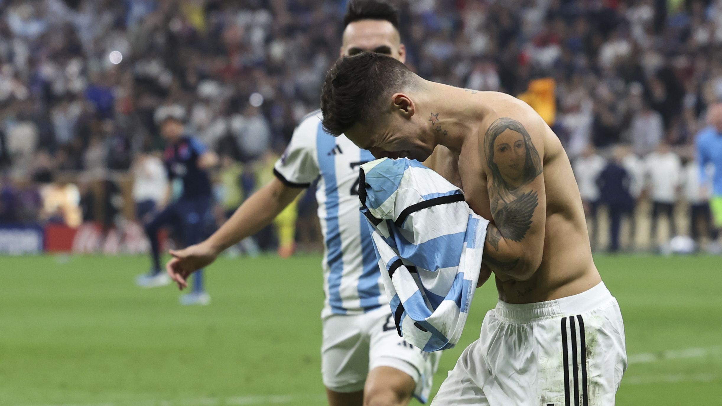 Gonzalo Montiel celebrates scoring the winning penalty for Argentina. 