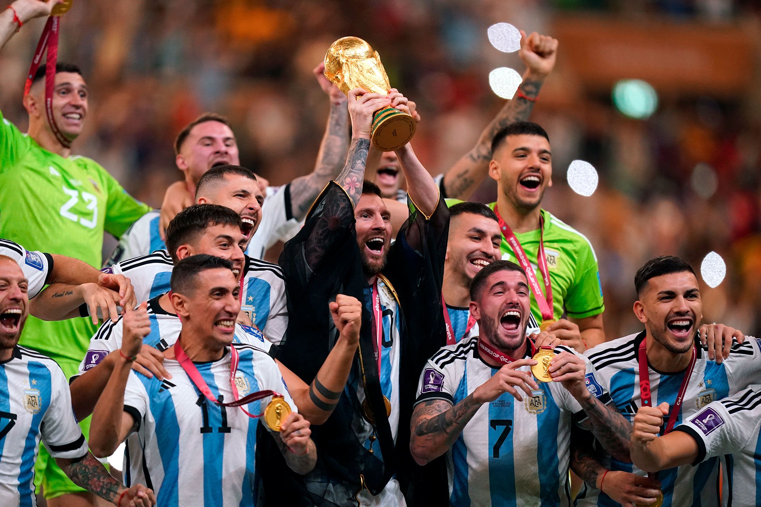 Fans baffled as World Cup trophy is delivered to Qatar final in