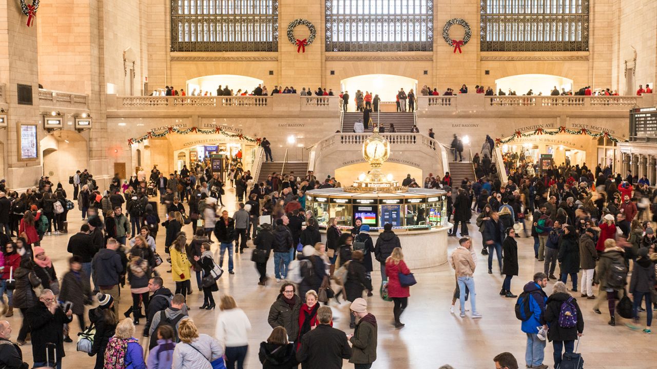 A view of crowds inside New York City's Grand Central Station Terminal on December 17, 2017.