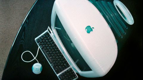 Apple का 1998 का ​​iMac, पारभासी, रसीले रंगों और एक बल्बनुमा प्रोफ़ाइल में प्रस्तुत किया गया, प्रौद्योगिकी और शैली की ऊंचाई थी। 