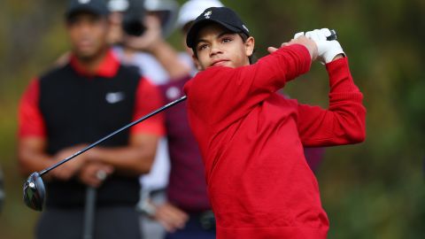 Viendo doble: Tiger Woods y su hijo Charlie juegan en perfecta simetría vistiendo el famoso Sunday Red