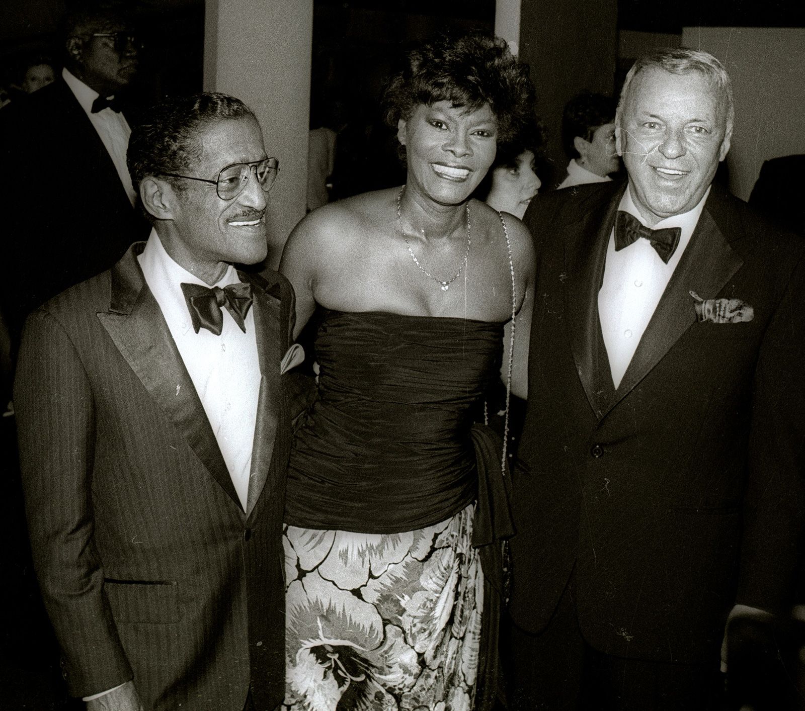 Warwick is joined by Sammy Davis Jr. and Frank Sinatra at a benefit organized by the Warwick Foundation in 1989.