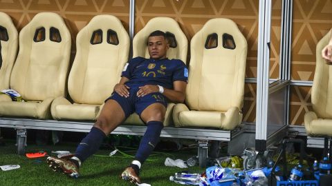 Why Argentina's win over France was the greatest World Cup final ever 2 Mbappé sits on the bench at the end of the World Cup final.