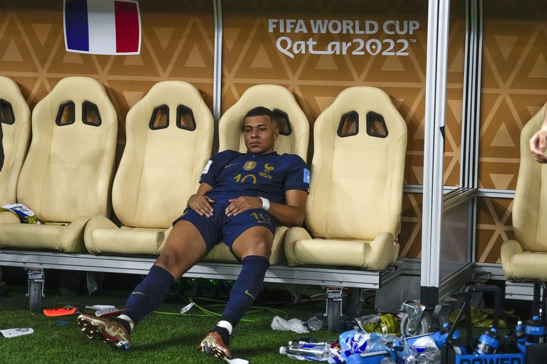 Mbappé sits on the bench at the end of the World Cup final.