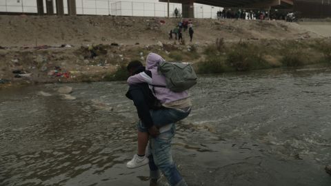 Migrants cross the Rio Grande into the US from Ciudad Juarez on December 18, 2022.