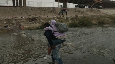 Sekelompok migran menyeberangi Rio Grande ke AS di Ciudad Juarez menuju perbatasan Meksiko-AS pada 18 Desember 2022.
